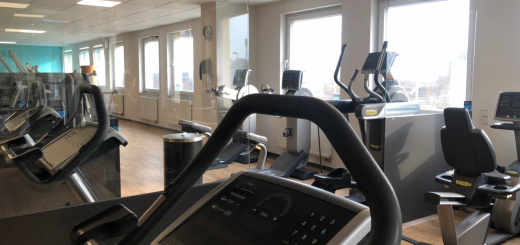 Fitness-Studio mit Geräten