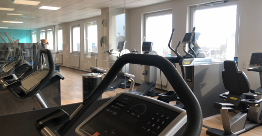 Fitness-Studio mit Geräten
