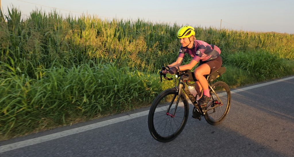 Josephine auf dem Weg nonstop von München nach Bologna früh morgens auf dem Rennrad und mit Hüft-TEP