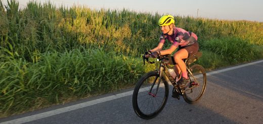Josephine auf dem Weg nonstop von München nach Bologna früh morgens auf dem Rennrad und mit Hüft-TEP