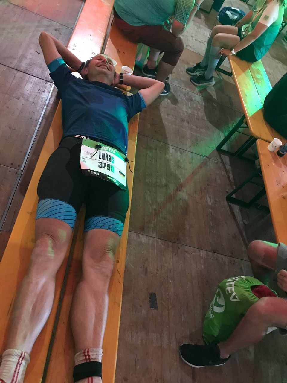 Lukas Härder - nicht am Boden aber auf der Bank - zeigt symbolisch den steinigen Weg zum Ironman