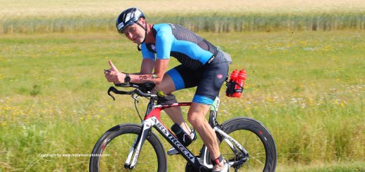 Lukas Härder auf dem Rad mit Zeit für einen Gruß an den Fotografen