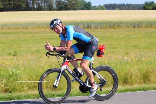 Lukas Härder auf dem Rad mit Zeit für einen Gruß an den Fotografen