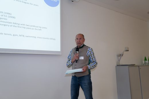 Peter Herrchen beim Vortrag in Wien April 2024