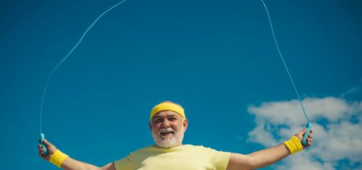 Aktiver und motivierender älterer Herr beim Seilspringen - Mutmachen, Motivieren, Informieren