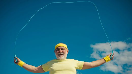 Aktiver und motivierender älterer Herr beim Seilspringen - Mutmachen, Motivieren, Informieren